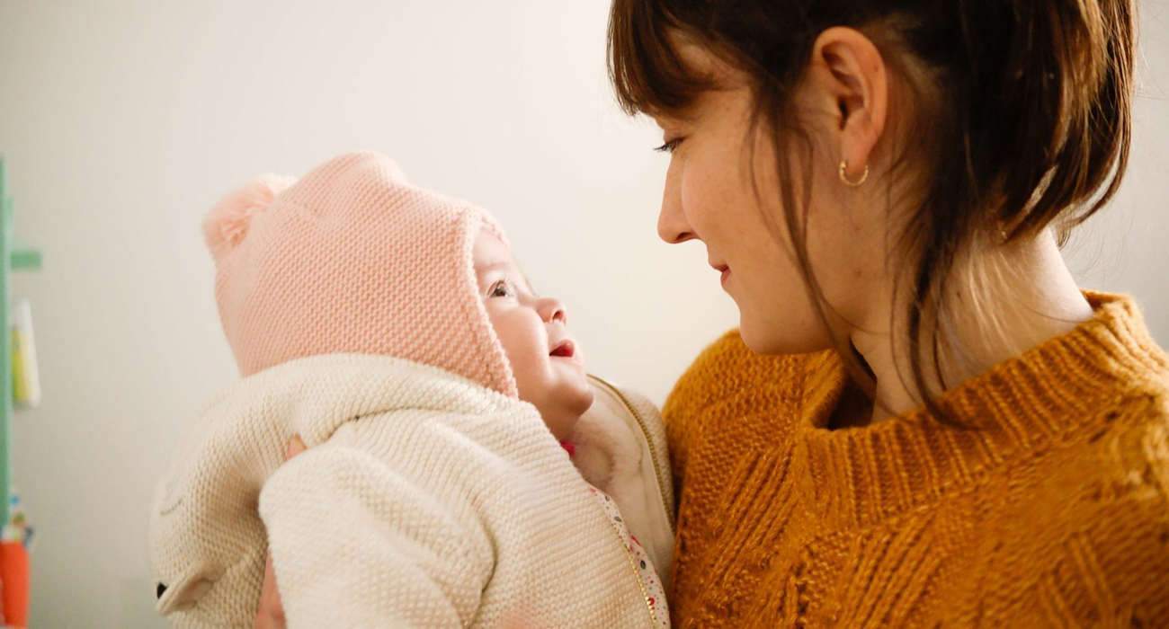 Gloria, the baby born in Marseille, in the arms of her mother played by Anaïs Demoustier.