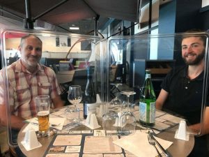 Didier Reinke and François Philippe at the table of the Plein-Sud restaurant in Longué-Jumelles (49), equipped with protective APET screens from the Jean Bal Thermoformage company (photo Fabien Lambert).