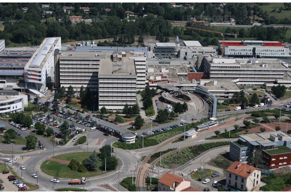 Hôpital_Nord_Saint-Priest-en-JarezThepicatios42, CC BY-SA 4.0, via Wikimedia Commons