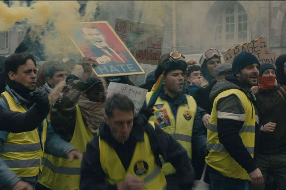 Catherine Corsini has reconstructed the demonstrations of the yellow vests (Pio Marmaï, on the right, plays one of them) with charges from the CRS, beatings, burned cars, and tear gas canisters.