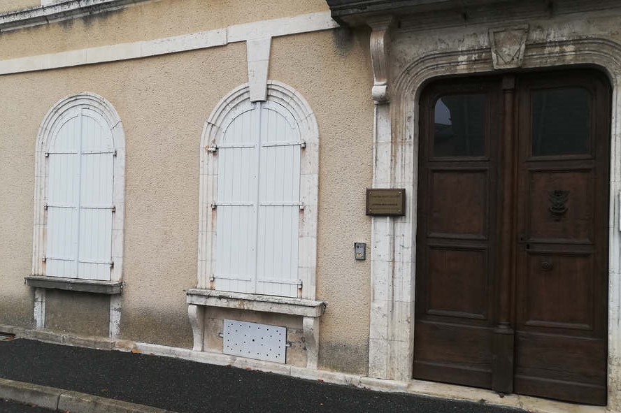 The closed shutters of Dr. Foulquier's office (DR)