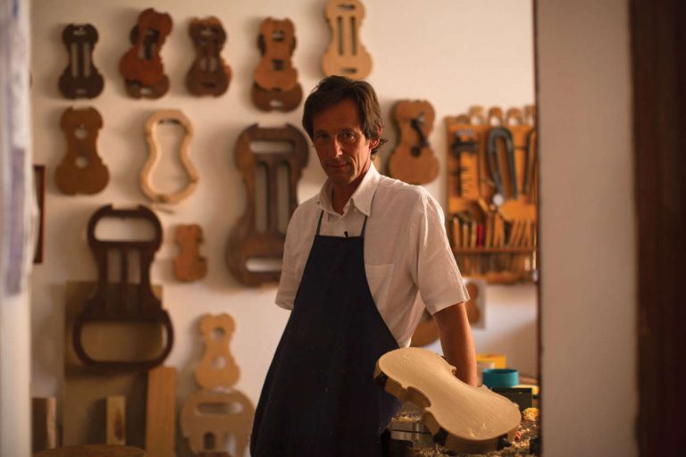 Gaspar Bordchardt, a master violin maker based in Cremona, the city of Stradivari, has a fixed idea to make the violin of his life.