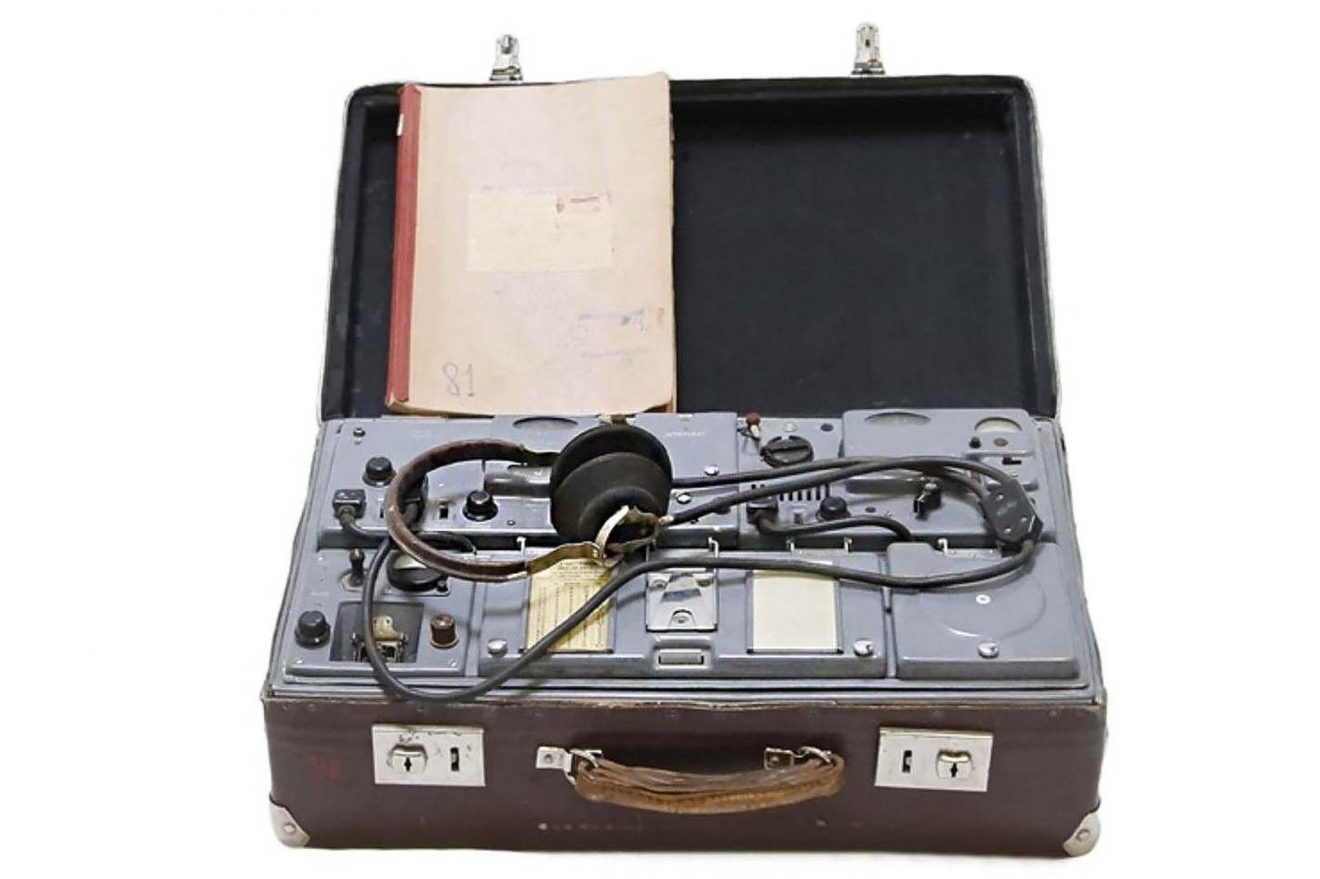 Expo KGB/Stasi, valise émetteur radio