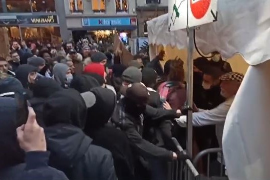 The Christmas market in Luxembourg invaded by demonstrators (capture Twitter)