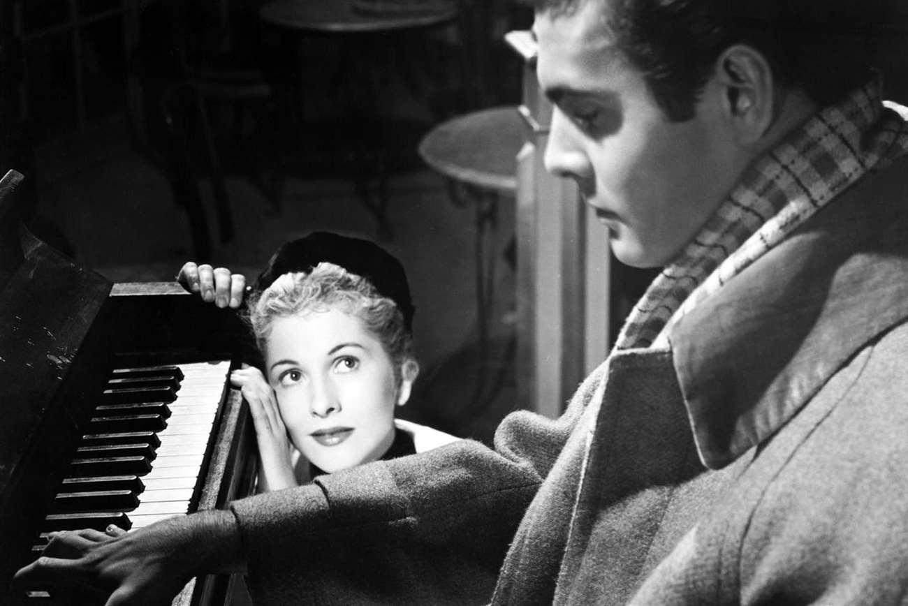 Joan Fontaine plays Lisa, a young Viennese woman madly in love with a pianist, played by Louis Jourdan.