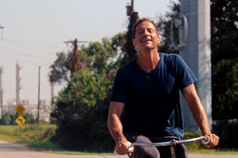 Simon Rex gives all his energy to this guy, liar, schemer, who hangs out on an old bike in an industrial suburb.