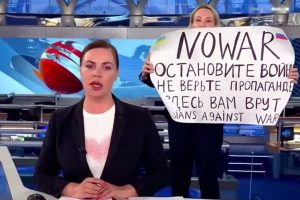 Marina Ovsyannilova holds up an anti-war sign on Russian television on March 14, 2022 (Twitter capture)