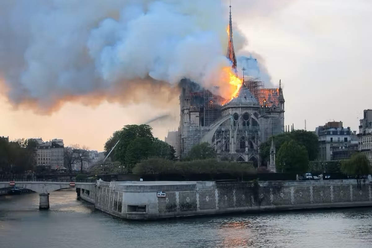 File 20190416 147502 1sm4aey.jpg?ixlib=rb 1.1 Le 15 avril 2019, Notre-Dame en feu. Leighton Walter Kille, CC BY-SA