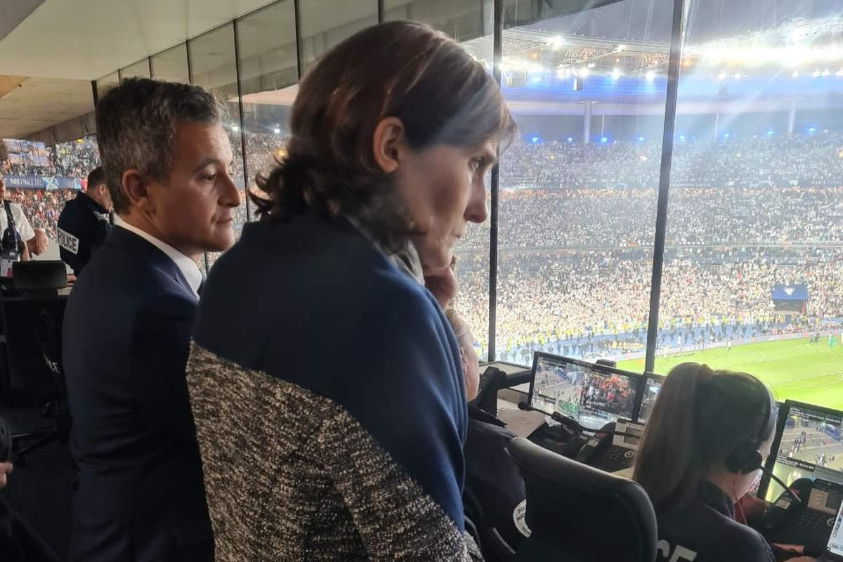 Gérald Darmanin, Minister of the Interior, attends the soccer match at the Stade de France (Twitter capture)