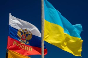 Drapeaux russe et ukrainien (CC0 Public Domain)