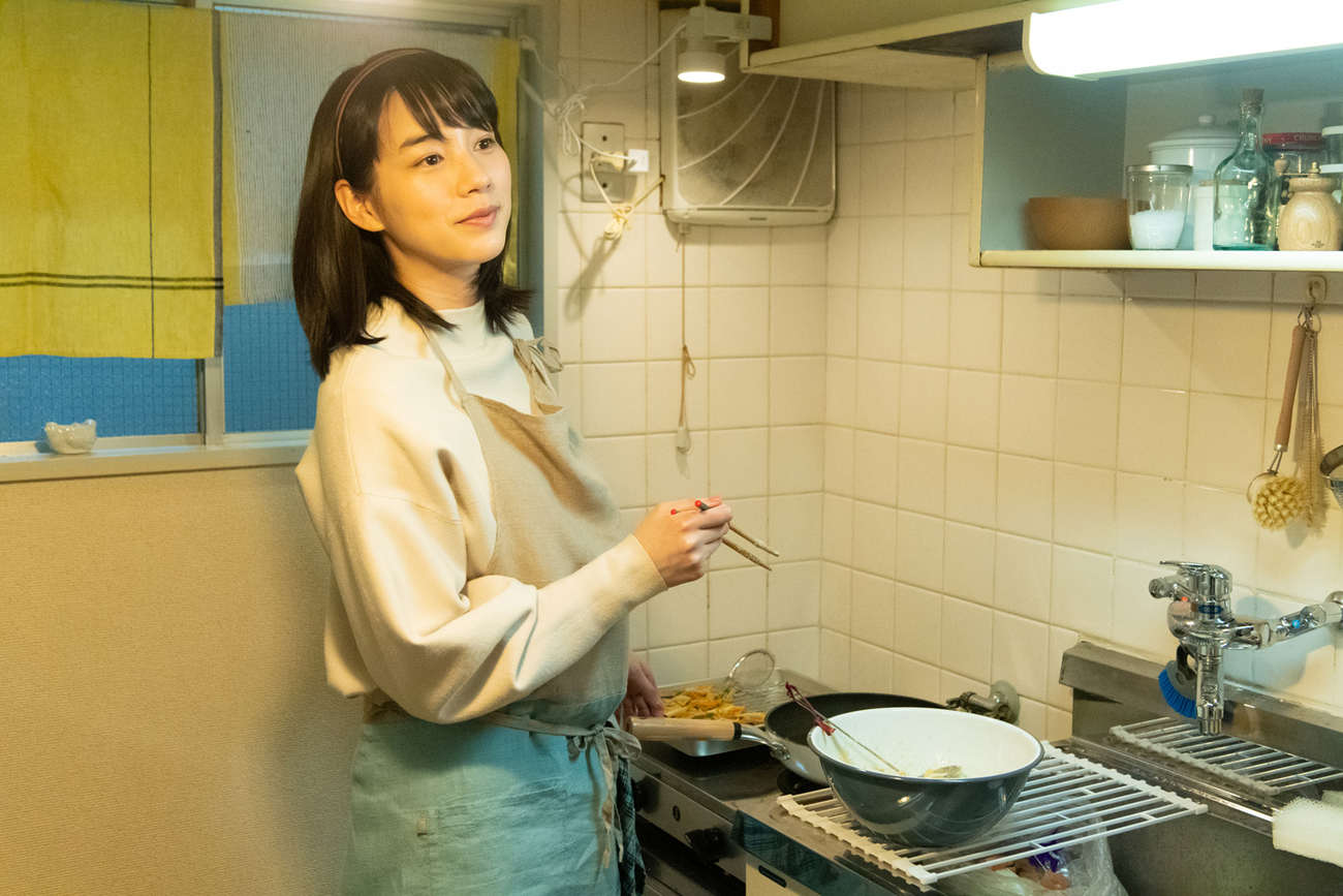 Through the small dishes that Mitsuko cooks at home, the kitchen acts as a link, a sharing, in this film by Akiko Ohku.