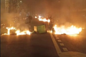 Garbage fires in the streets of Paris (capture Twitter Anonymous Citizen)