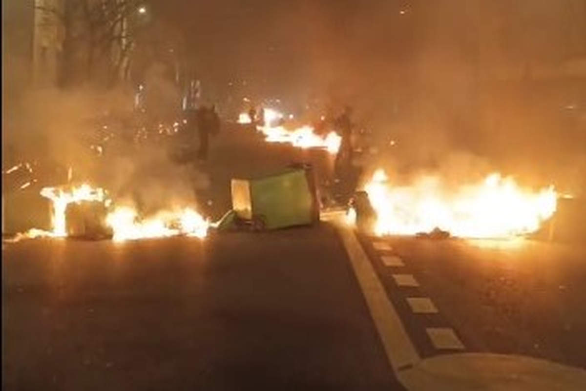 Garbage fires in the streets of Paris (capture Twitter Anonymous Citizen)