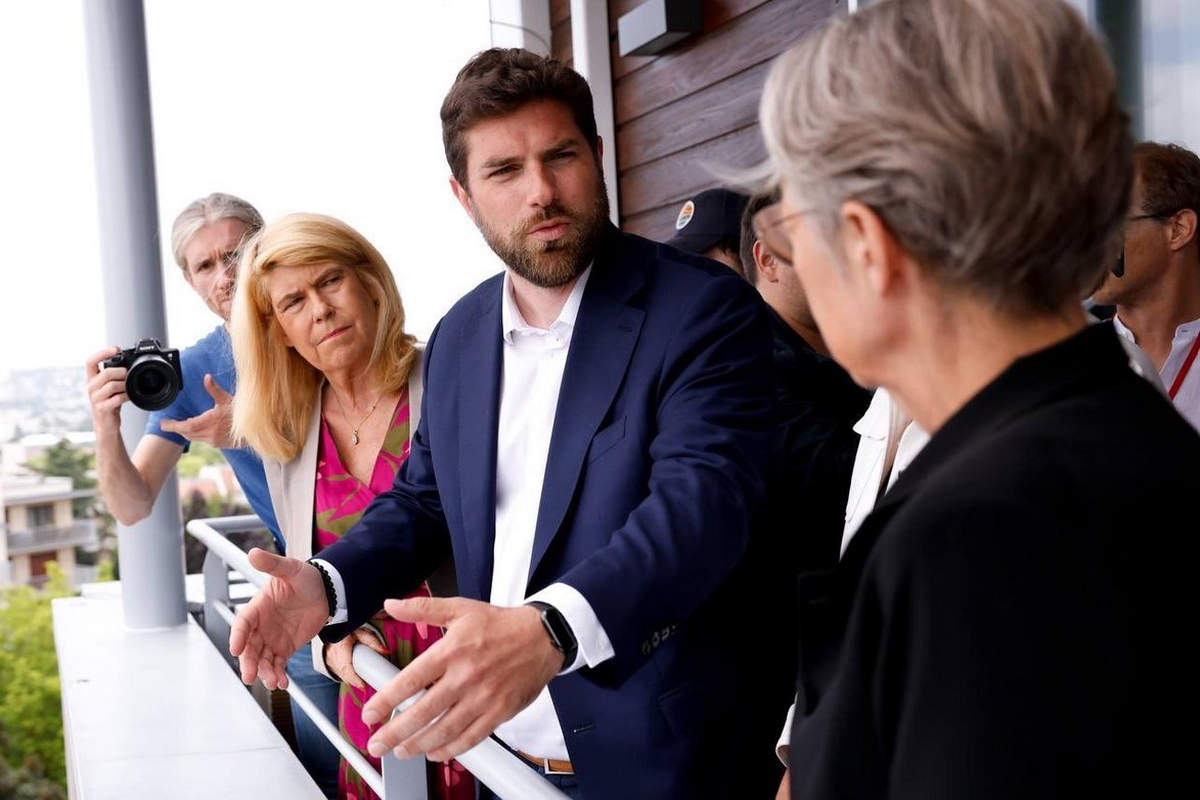 Vincent Jeanbrun, mayor of L'Haÿ-les-Roses, talks to the Prime Minister (Twitter)