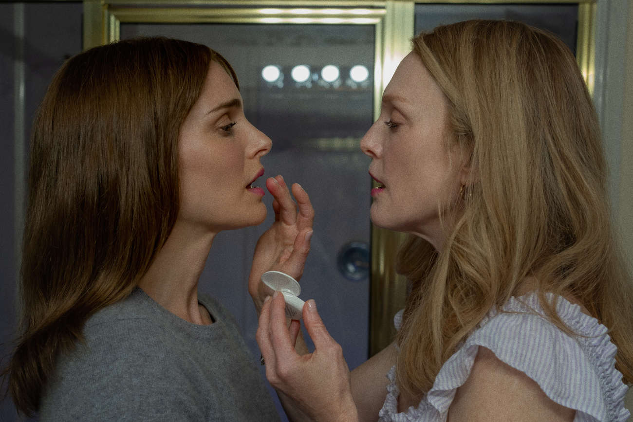 In a beautiful sequence, Natalie Portman and Julianne Moore play off each other's imitation, like a game of mirrors in which the actress copies the mimics, expressions and attitudes of her "living" model (Cr. François Duhamel / Courtesy of Netflix).
