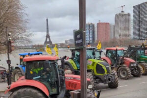 Tractors in Paris on the eve of the Salon de l'agriculture (tweet capture @LucAuffret)