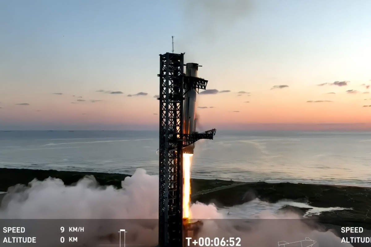 The Starship rocket's Super Heavy booster landed smoothly on its launcher (capture https://www.youtube.com/live/OPUr2dTSQe4