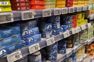 Canned tuna aisle in a supermarket (capture BFMTV)