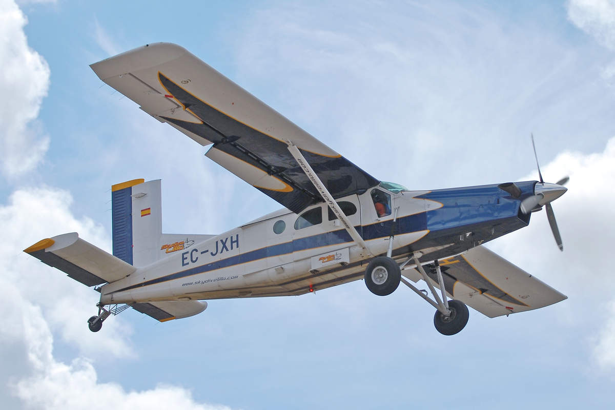 Avion Pilatus PC-6 (By JDrewes (see www.jandrewes.de), slight edit by Alvesgaspar – Own work, CC BY-SA 3.0)